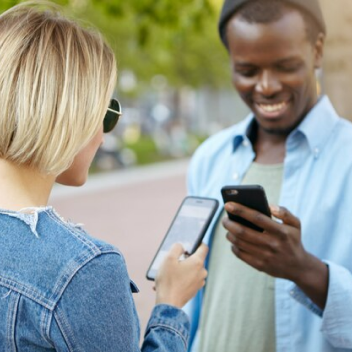 Duas pessoas segurando um smartphone